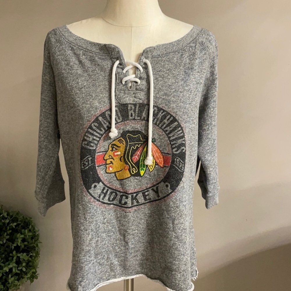 Women’s distressed boat neck Chicago BLACKHAWKS modern sweatshirt. Size Large